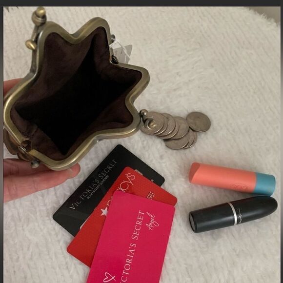 Chic Handsewn Embossed Leather Castle Shaped & Kisslock Coin Purse with Chain - Picture 13 of 15